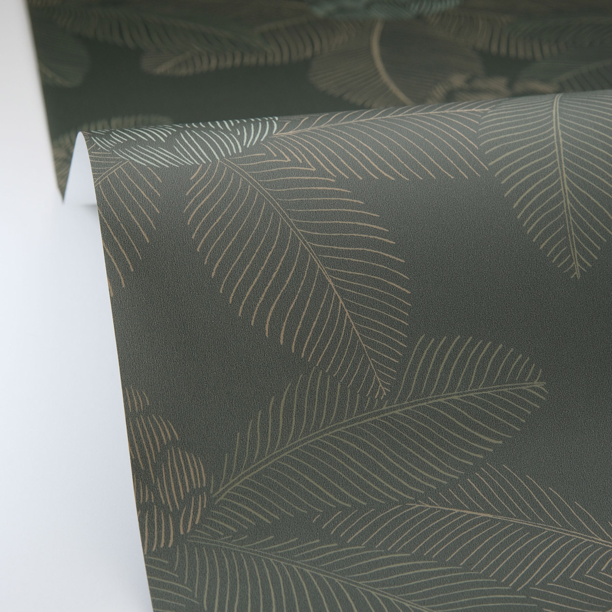 Papier peint Palmier Tropical Lotus vert anglais - Art of Botany de Casélio AMBV | Réf. AOB106657290