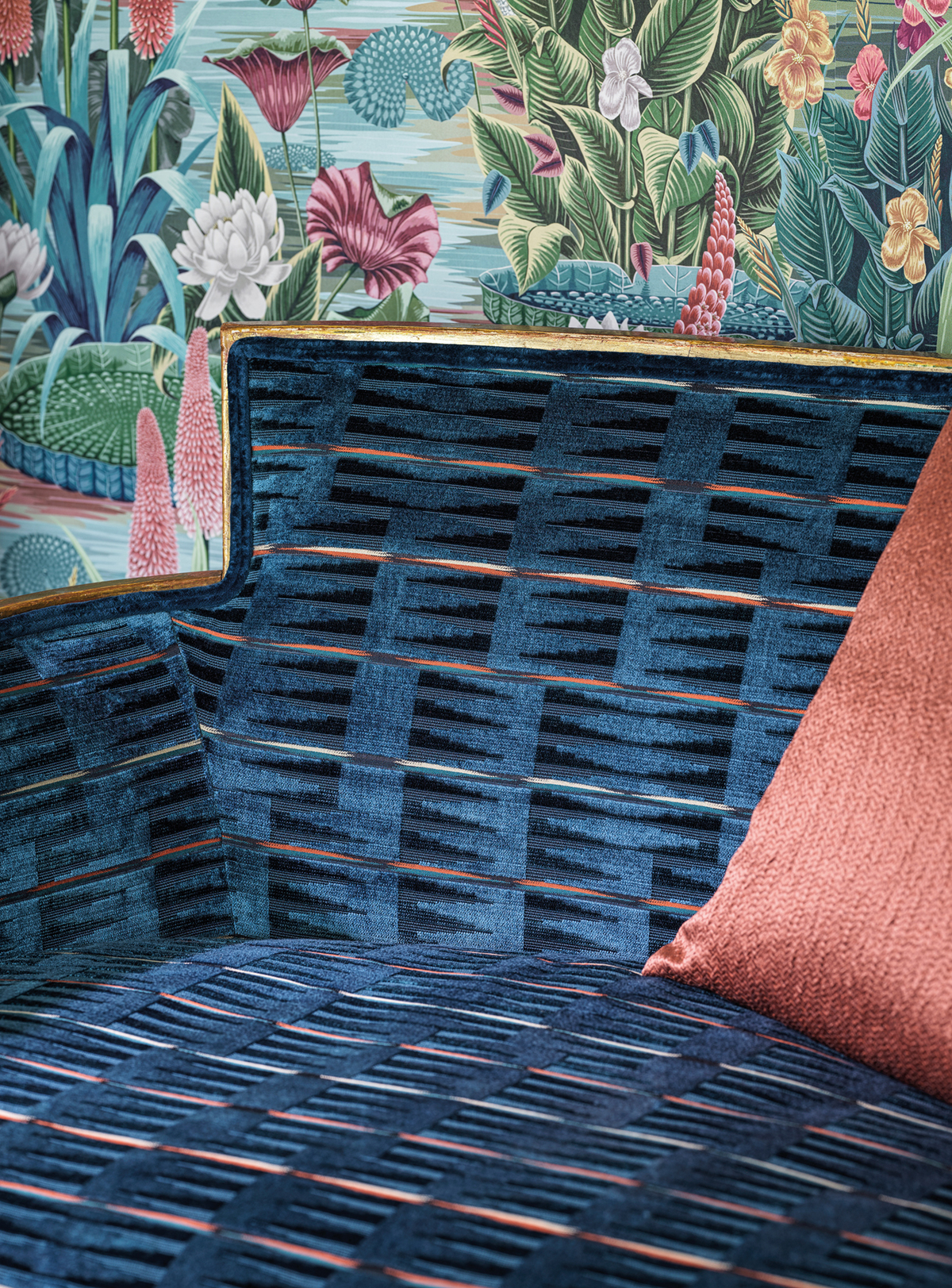 Papier peint Fleurs d'Eau Elysium bleu rose - Rhapsody d'Osborne & Little AMB2 | Réf. OSB-W7811-01