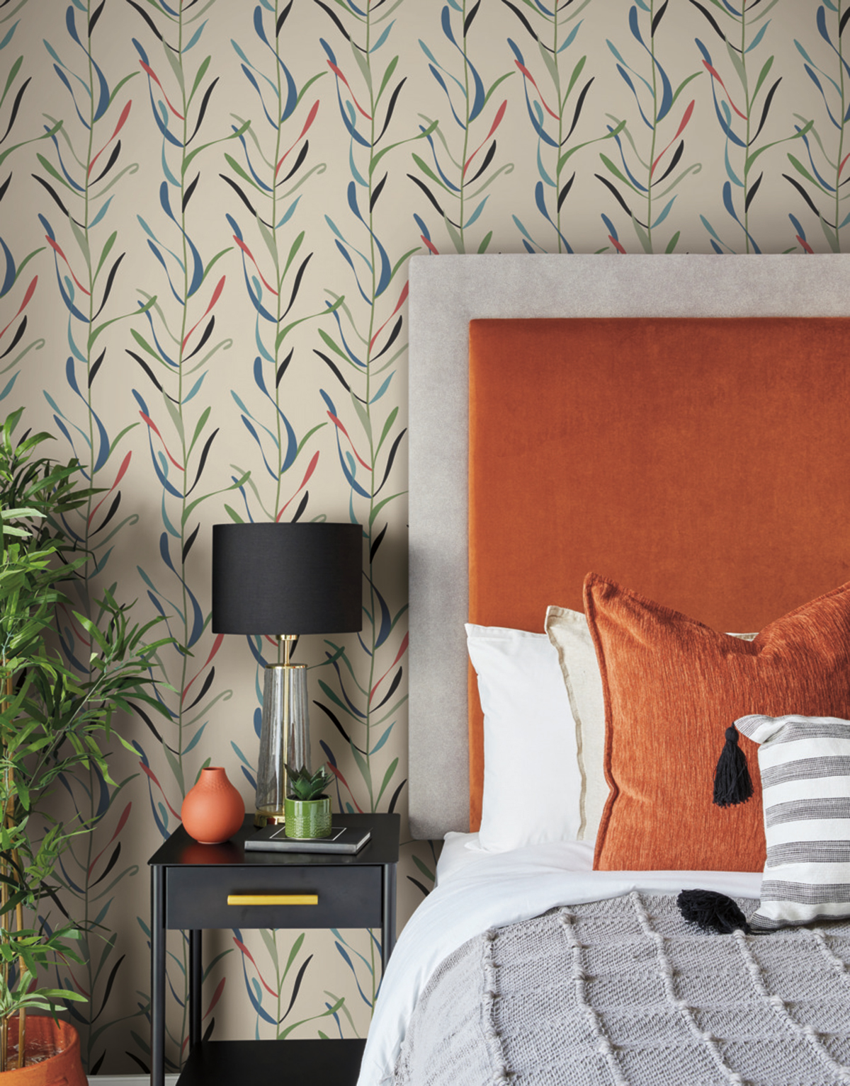 Papier peint Rayure Vigne de Chloé multicolore beige - Greenhouse de York (Initiales) | Réf. INI-GO8326