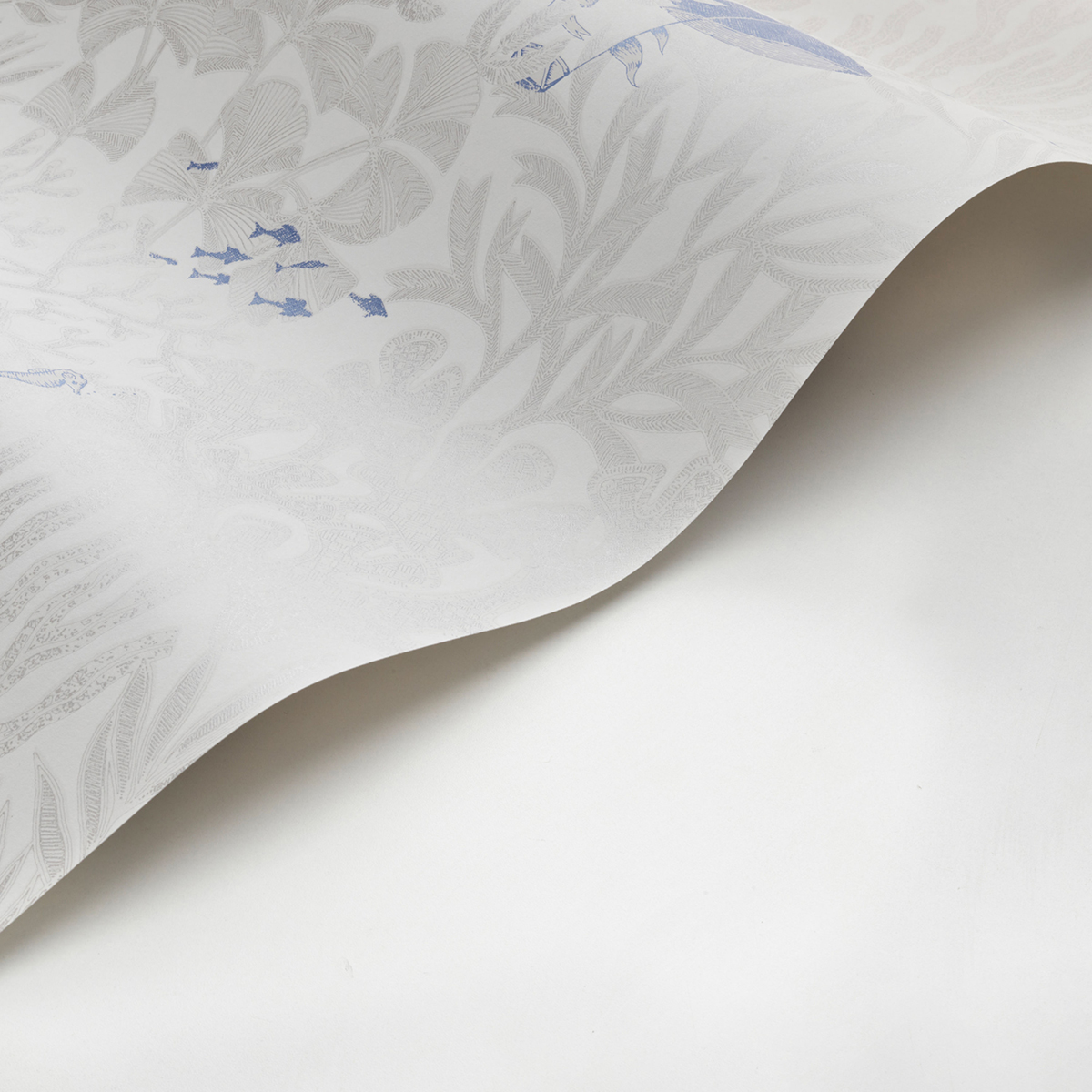 Papier peint Animaux de la Mer Atlantide blanc et bleu irisé - Voyage Onirique de Casadéco | Réf. ONIR87231654