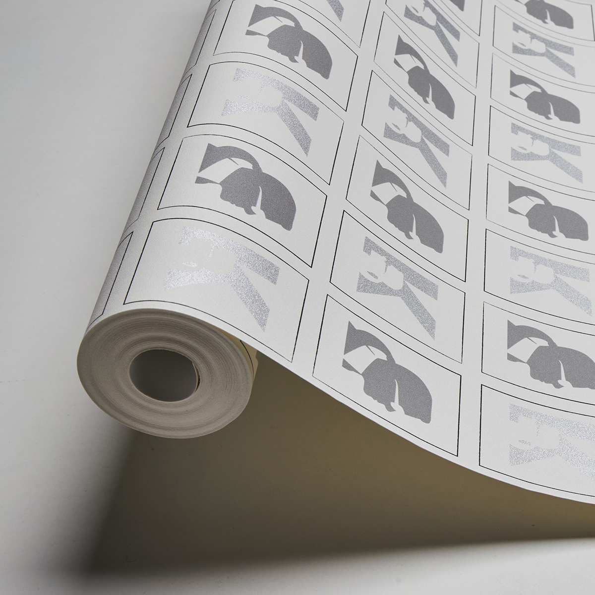 Papier peint Portrait Karl Baptiste gris - Karl Lagerfeld de Montecolino AMB | Réf. MC-37842-2