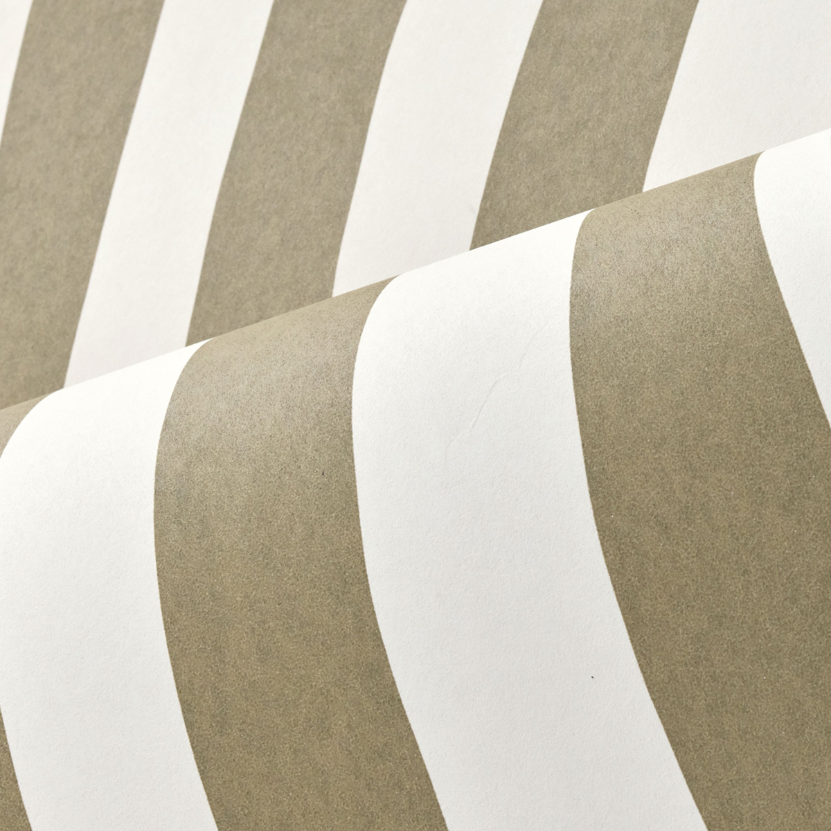 Papier peint Rayure Zèbre Sundae kaki - L'Ile aux Oiseaux de Casamance | Réf. CAS-75912752