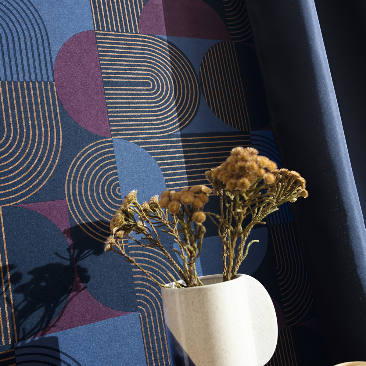 Papier peint Graphique Amplitude aubergine bronze - Graphic de Casélio | Réf. GPC105506555