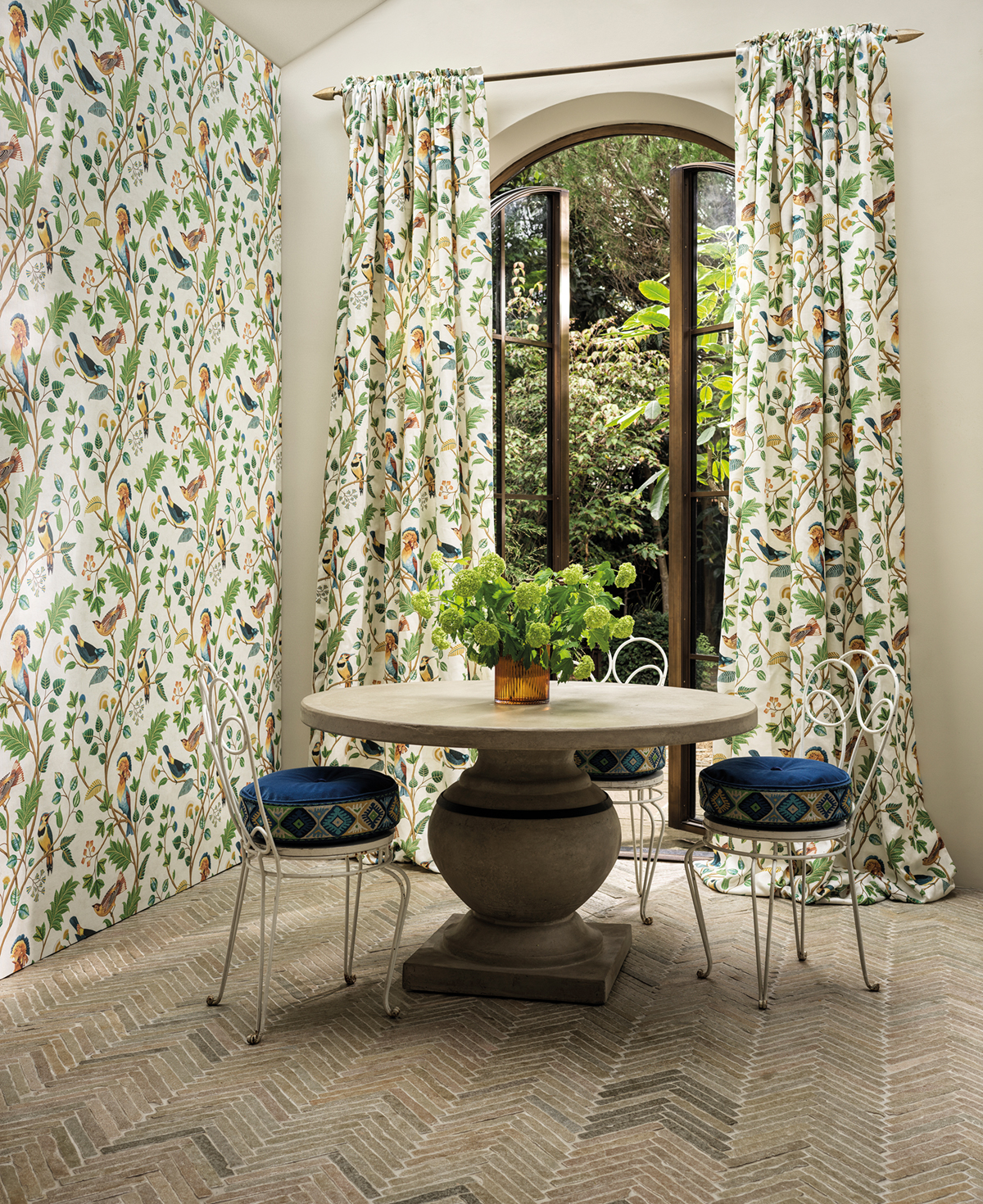 Papier peint Oiseaux Mayani vert prune - Byzance d'Osborne & Little | Réf. OSB-W7902-03