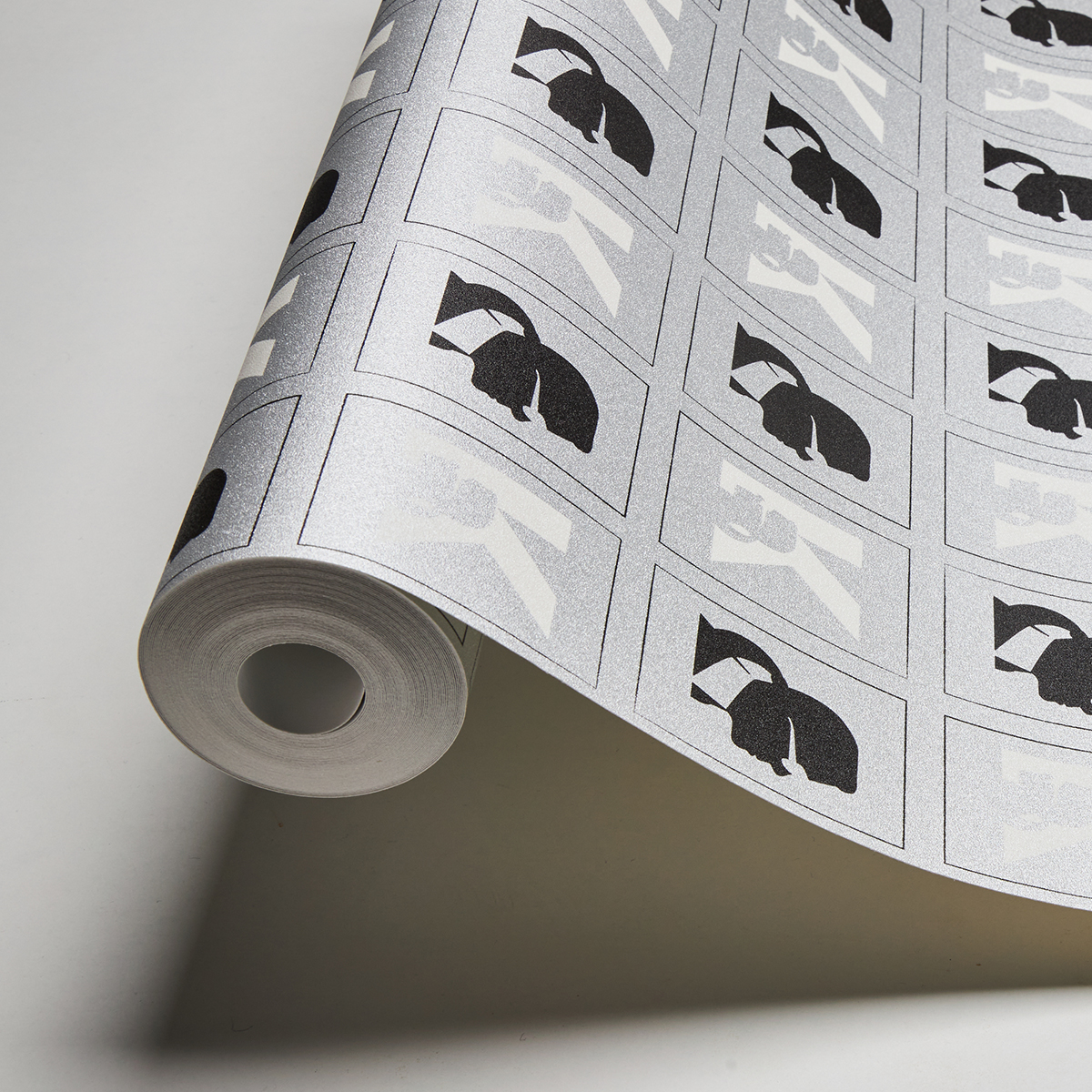 Papier peint Portrait Karl Baptiste argenté - Karl Lagerfeld de Montecolino AMB | Réf. MC-37842-4