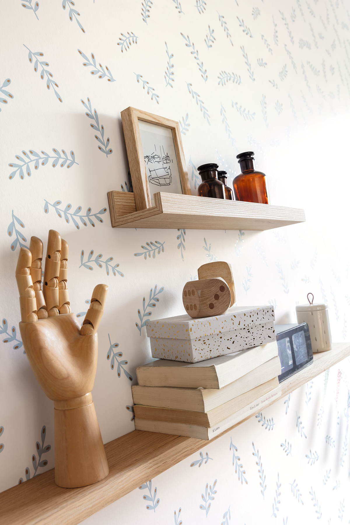 Papier peint Feuille Iris bleu fumée doré - Essentiel de Casélio AMB2 | Réf. ETL103096005