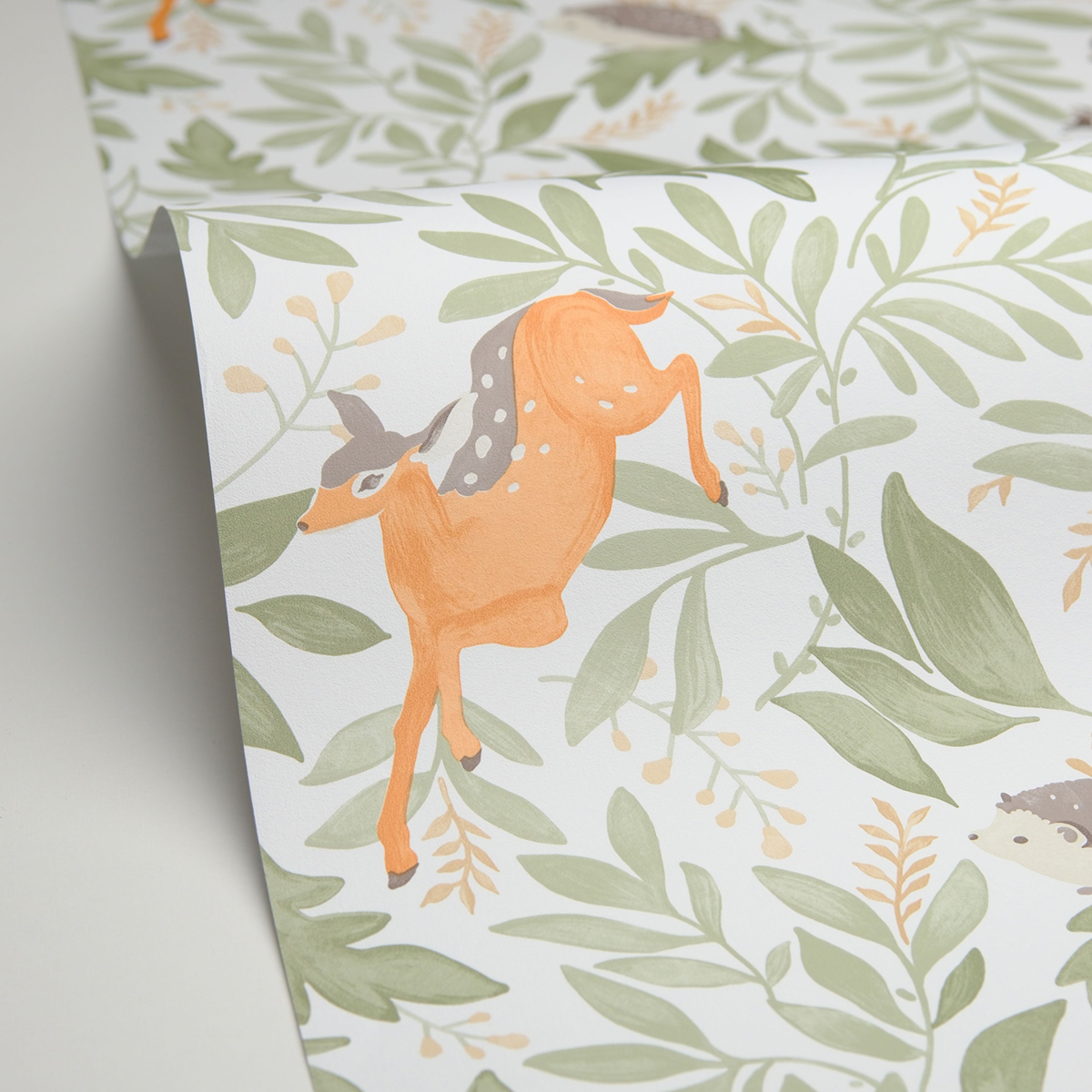 Papier peint Animaux Balade en Forêt vert kaki - Les Minis Mondes de Casélio AMBV | Réf. MNM105747170