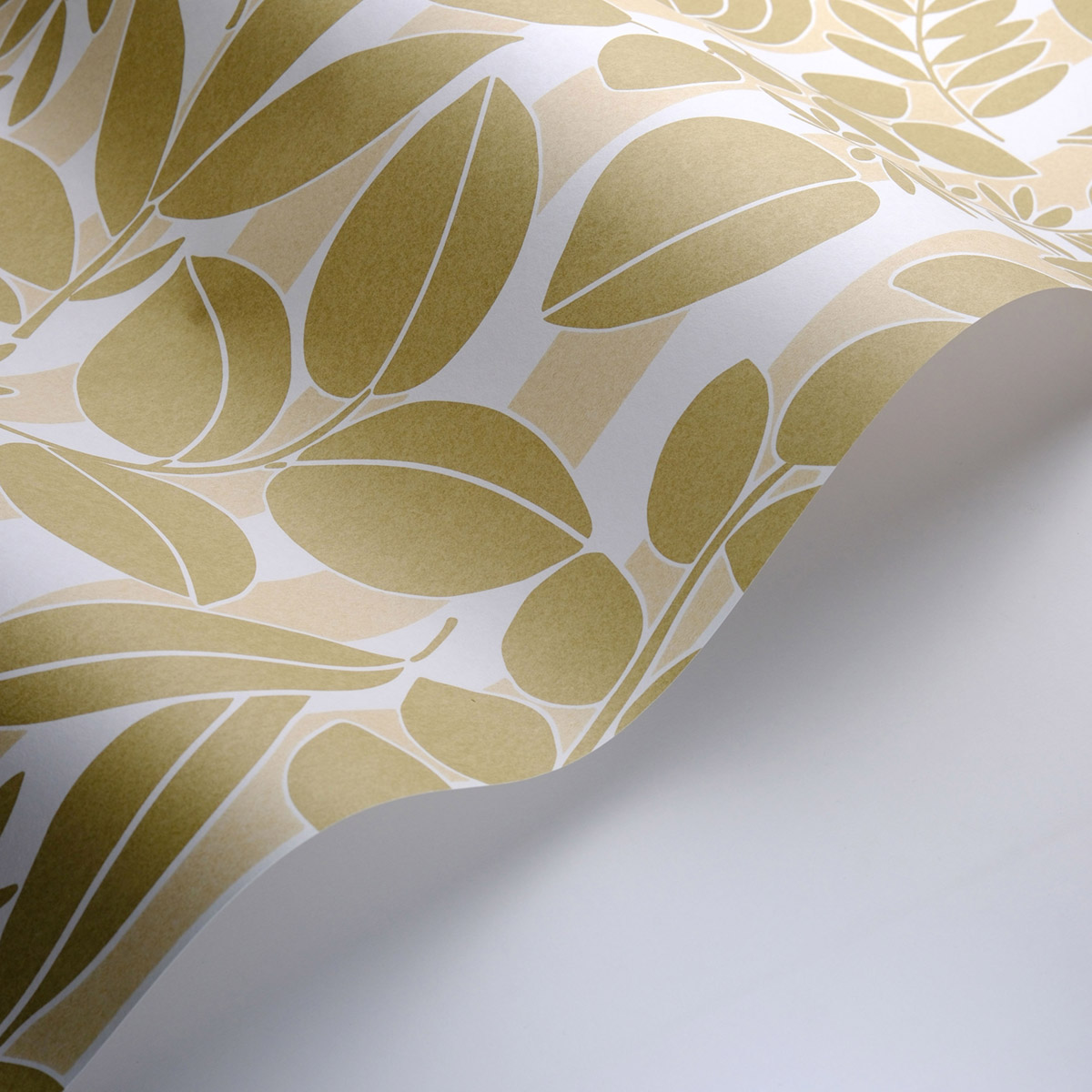 Papier peint Feuillage Rayure Ramatuelle olive sable - Echappée Belle de Casadéco AMB4| Réf. ECHA89827101