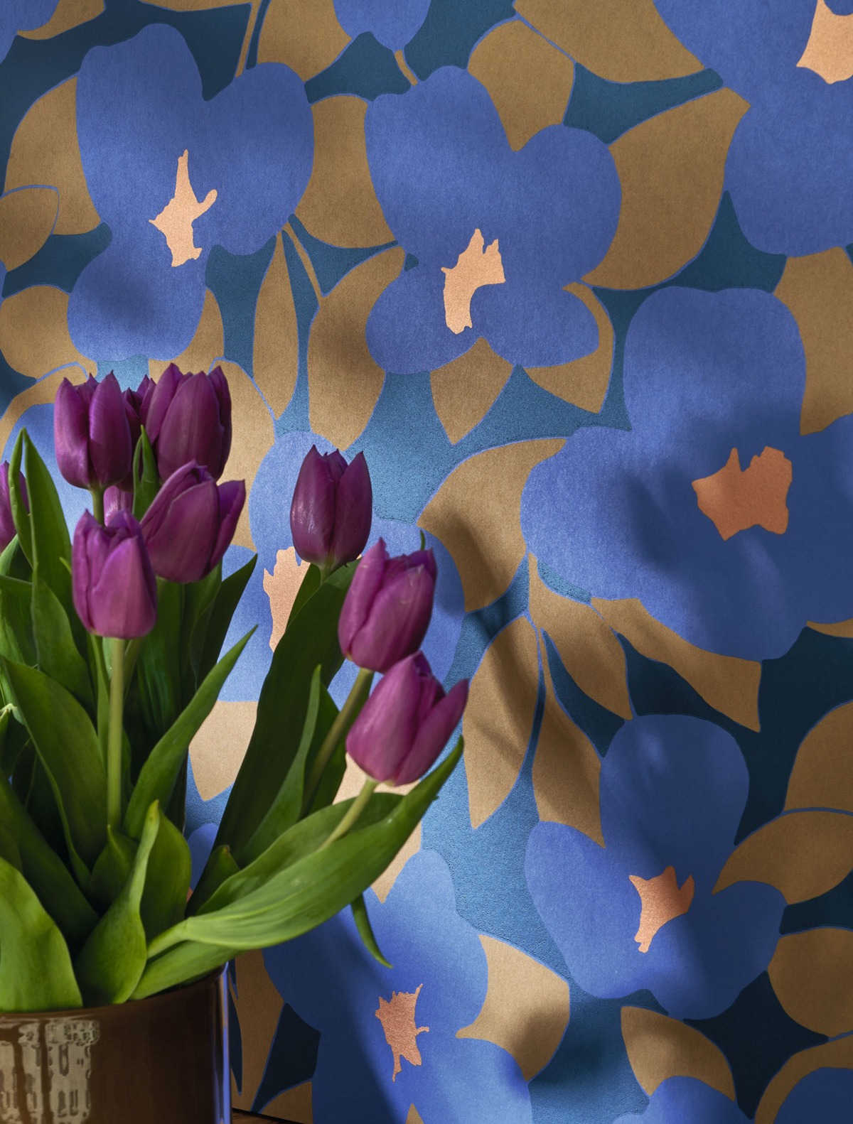 Papier peint 70s Flower Power bleu indigo - Iconic de Casadéco AMB3 | Réf. CONI88396404