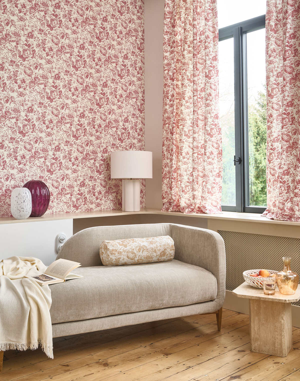 Papier peint Fleuri Celestine rouge grenat - Les Belles Toiles De Jouy 2 de Casadéco | Réf. BTJD201728558