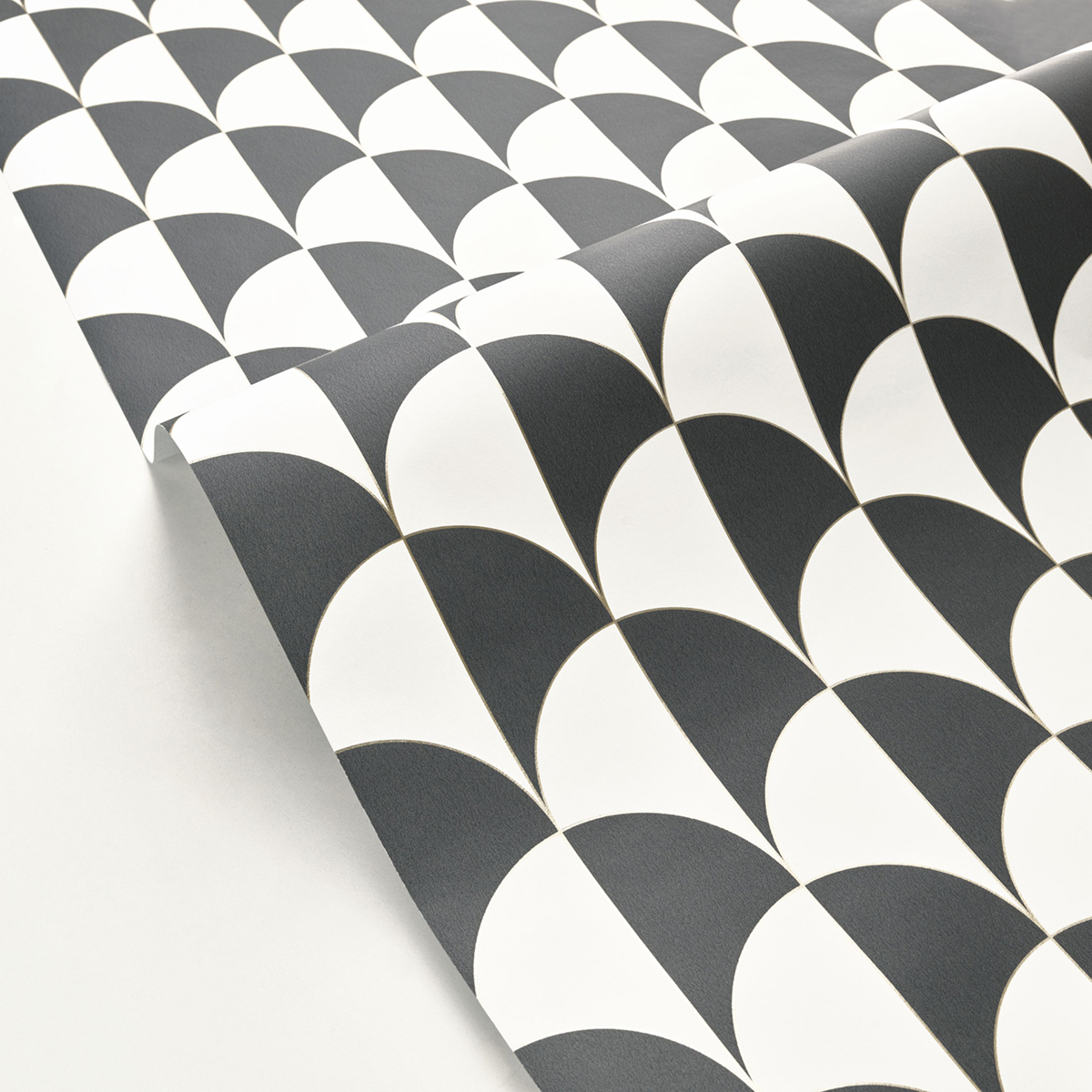 Papier peint Ecailles Sundown noir blanc - Moonlight 2 de Casélio AMBV | Réf. MLGT104240926