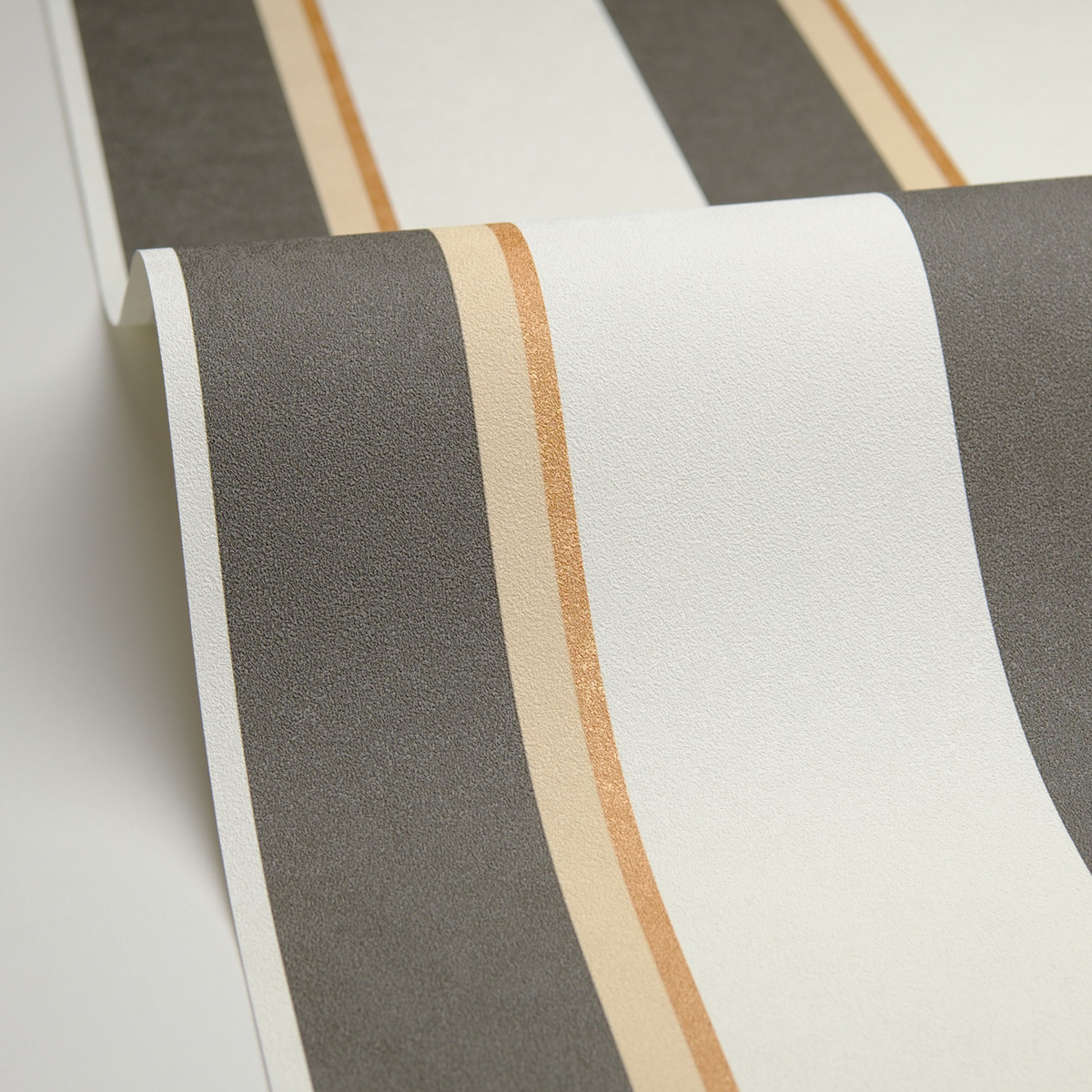Papier peint Rayure Linéaire anthracite camel métallisé - Graphic de Casélio AMBV | Réf. GPC105530941