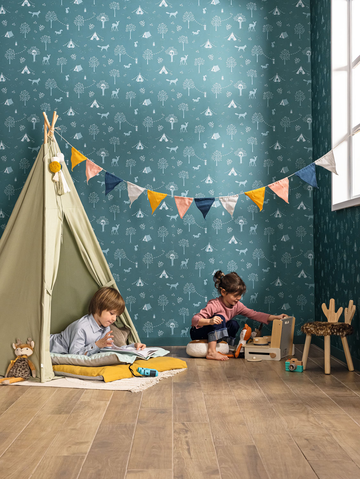 Papier peint Forêt Animaux Scouty bleu marine - Happy Kids Club de Casélio | Réf. HKC107666641