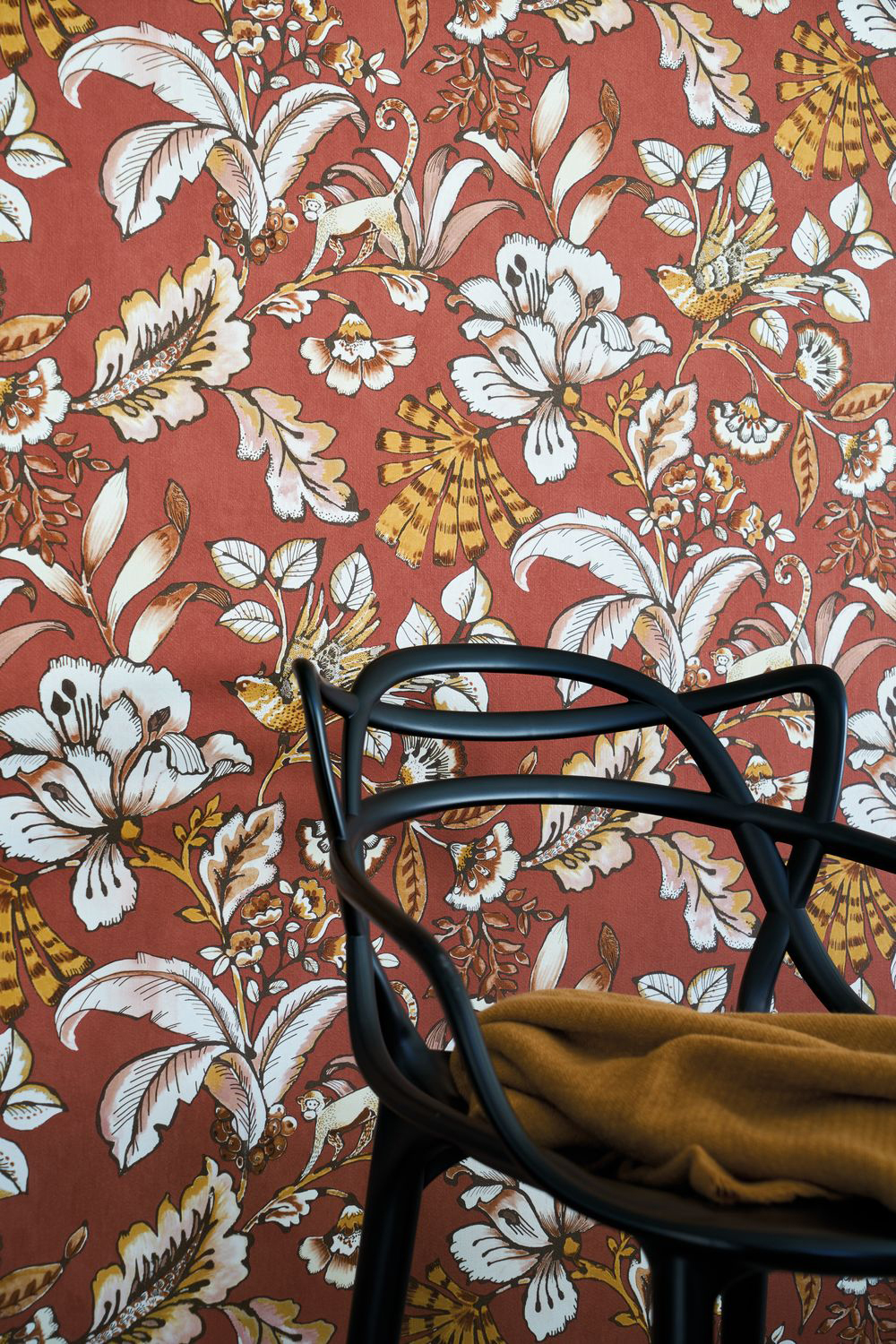 Papier peint animaux fleuri Paiony rouge brique - Ceylan de Casamance | Réf. CAS-74522756