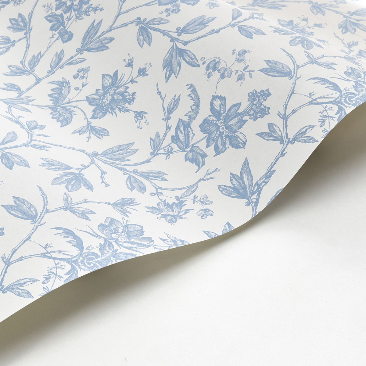 Papier peint Fleurs Romantiques bleu porcelaine - Les Belles Toiles De Jouy de Casadéco AMBV | Réf. LBTJ87966726