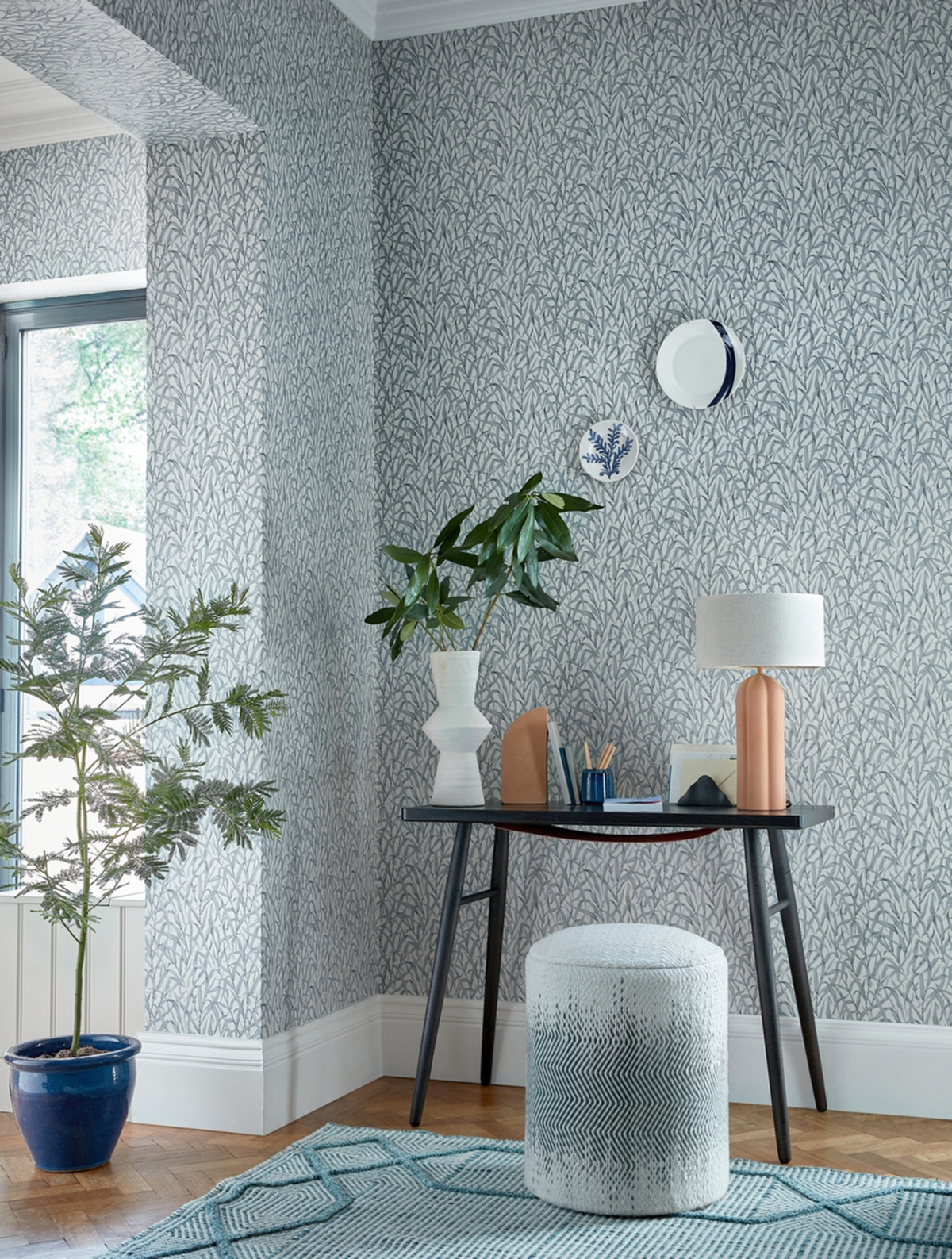 Papier peint Feuilles Ornamental Grasses bleu - V&A Decorative Papers III d'Initiales | Réf. INI-2513-185-04