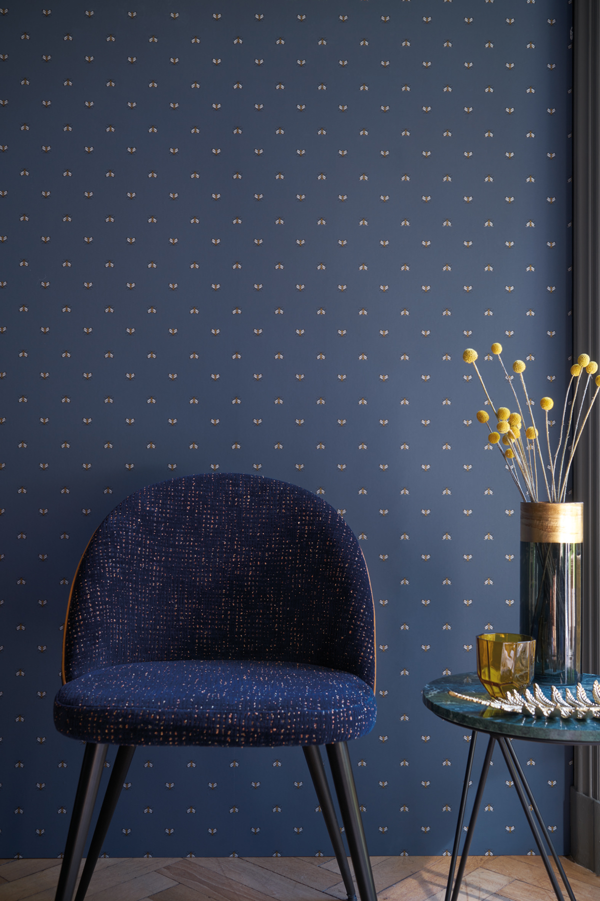 Papier peint abeilles Apis bleu marine - Blossom de Casamance | Réf. CAS-74340287