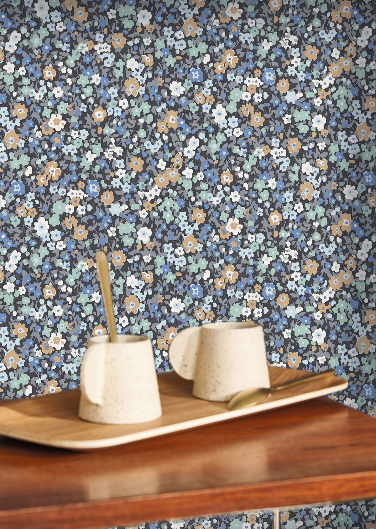 Papier peint Liberty Pansy bleu noir - Flower Market de Casadéco AMB2 | Réf. FLOM89216518