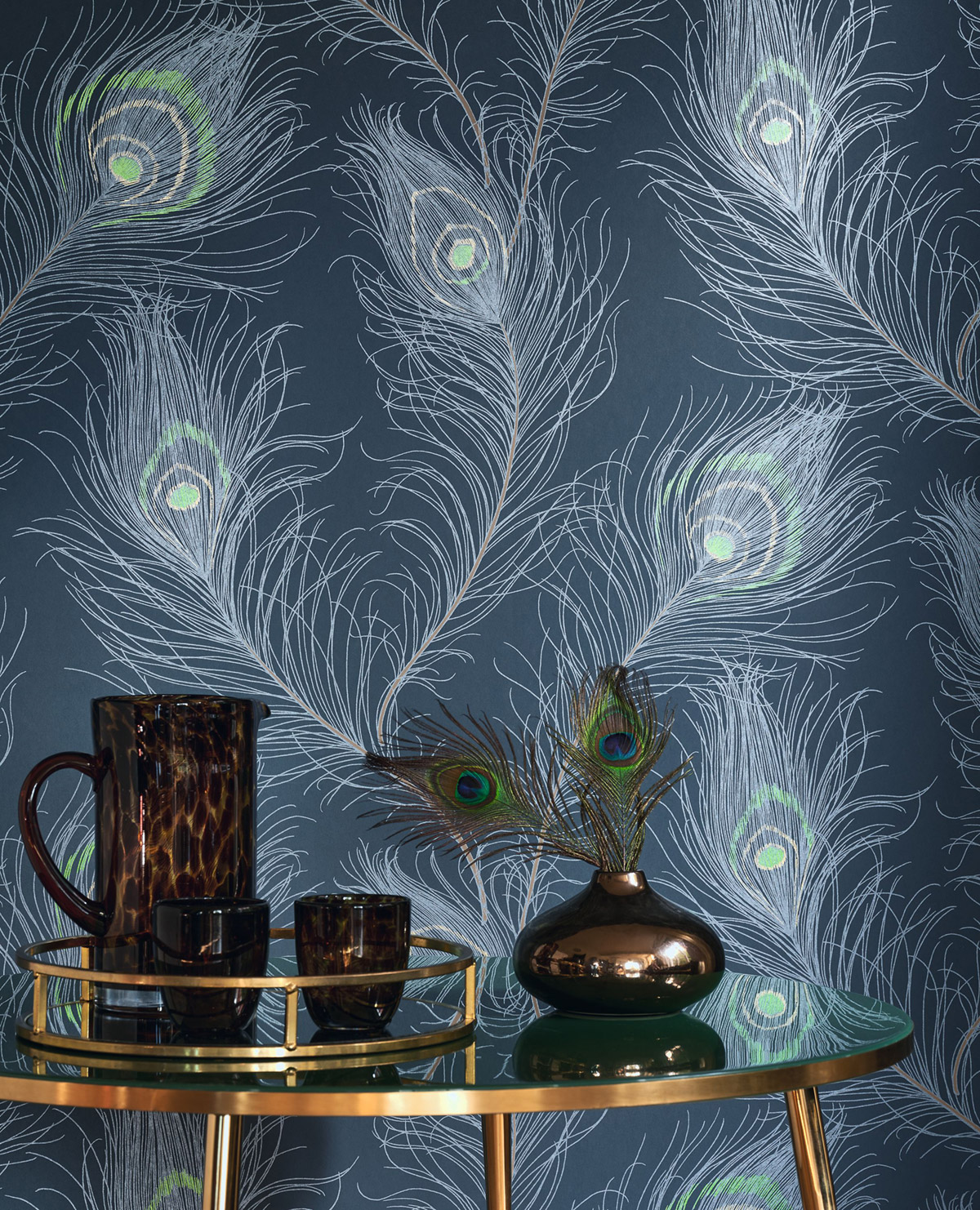 Papier peint Plume Paon Revue bleu marine métallisé - Années Folles de Casadéco AMB2 | Réf. ANFO201076721