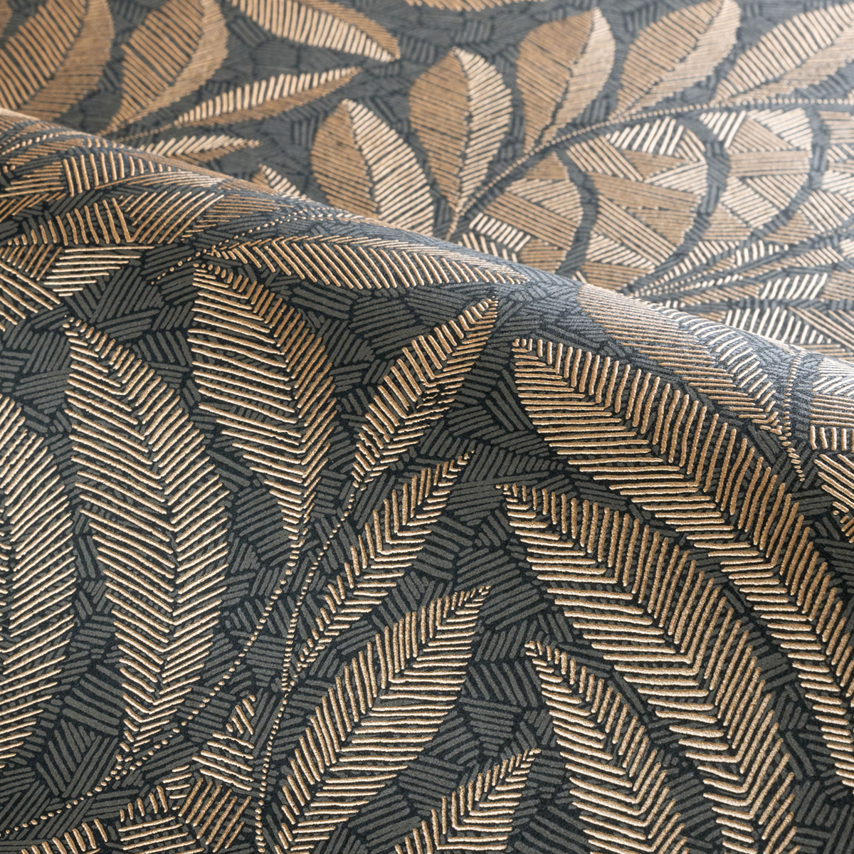 Papier peint Feuillage Tropical Gustav anthracite doré - Isadora de Casamance | Réf. CAS-A74772854