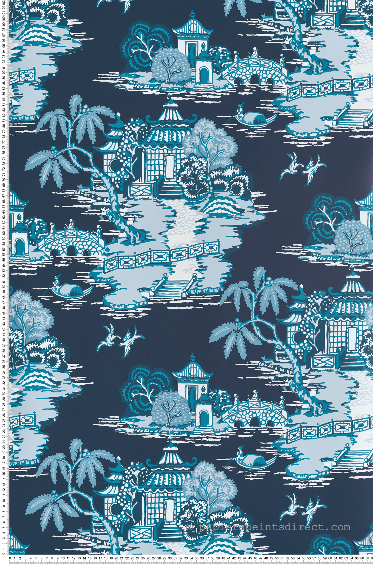 Papier peint Scène Chinoise Pagoda et Sampan bleu nuit - Toiles de York (Initiales) | Réf. INI-RT7901