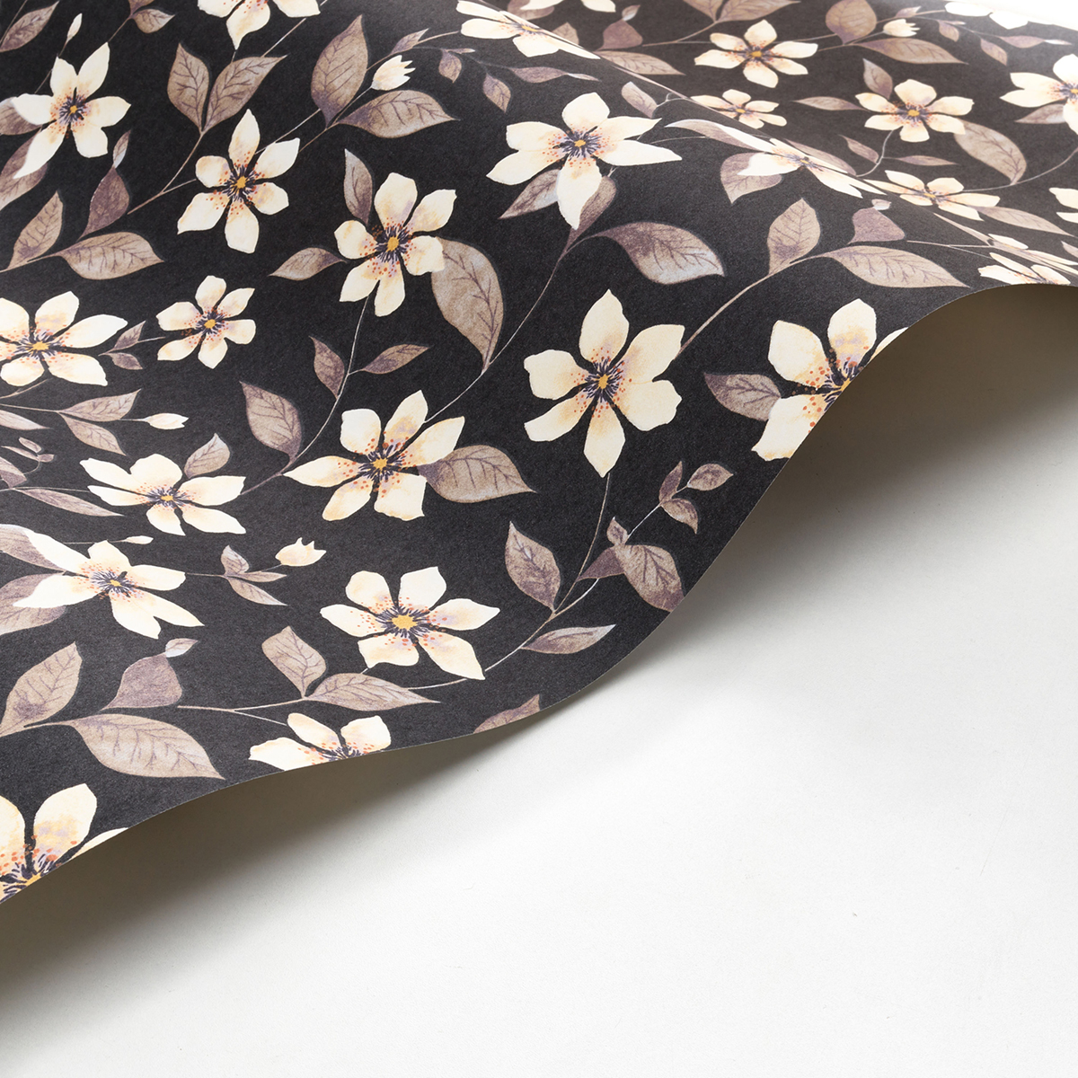 Papier peint Fleurs Clématites beige noir - Gardens de Casadéco AMBV | Réf. GADN87649897