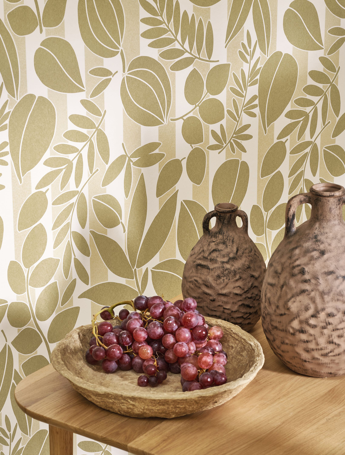 Papier peint Feuillage Rayure Ramatuelle olive sable - Echappée Belle de Casadéco AMB2| Réf. ECHA89827101