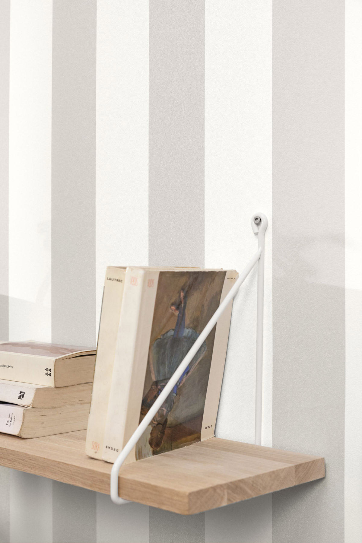 Papier peint Rayures Wide Lines blanc argenté - Basics de Casélio AMB2| Réf. BAI104029001