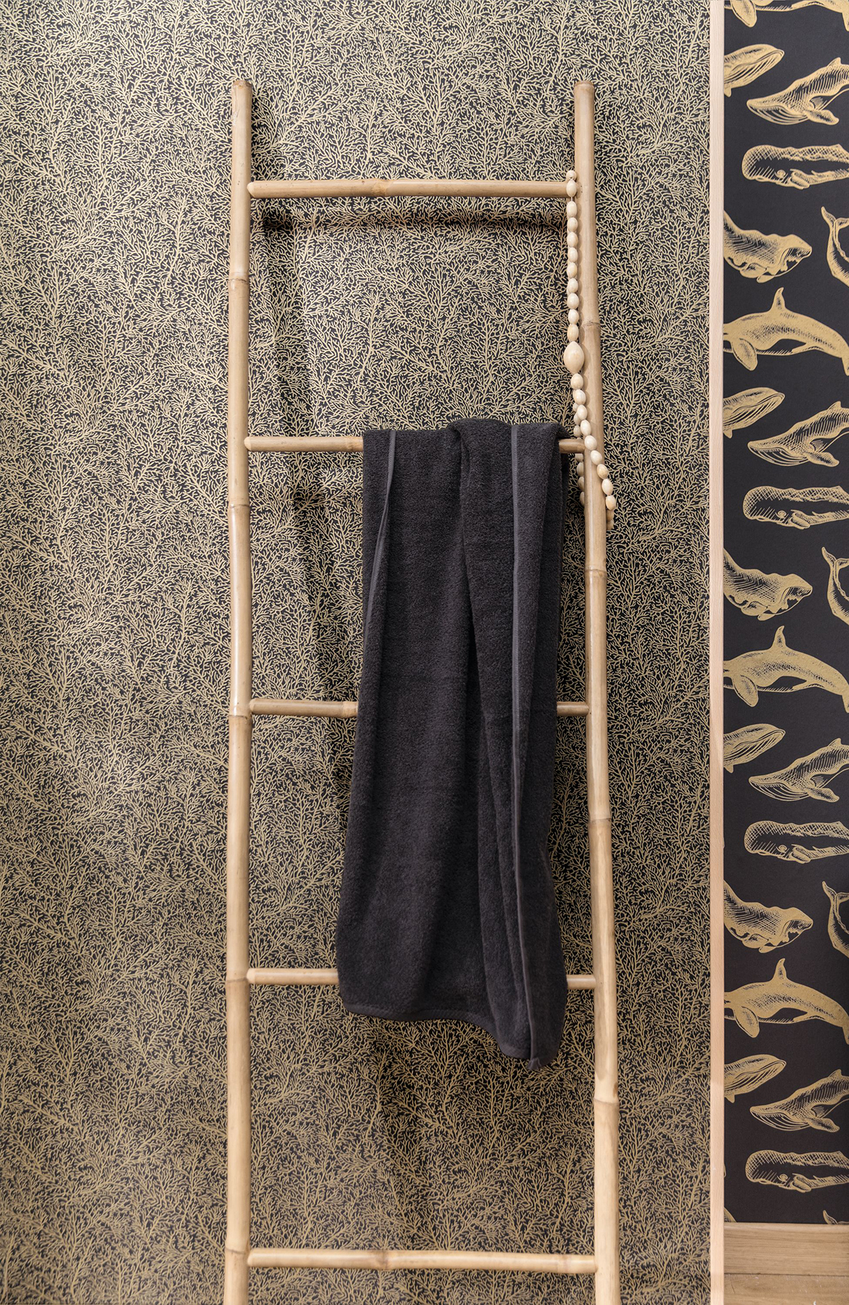 Papier peint Coraux Only Chips noir et doré - Sea You Soon de Casélio | Réf. SYO102789210