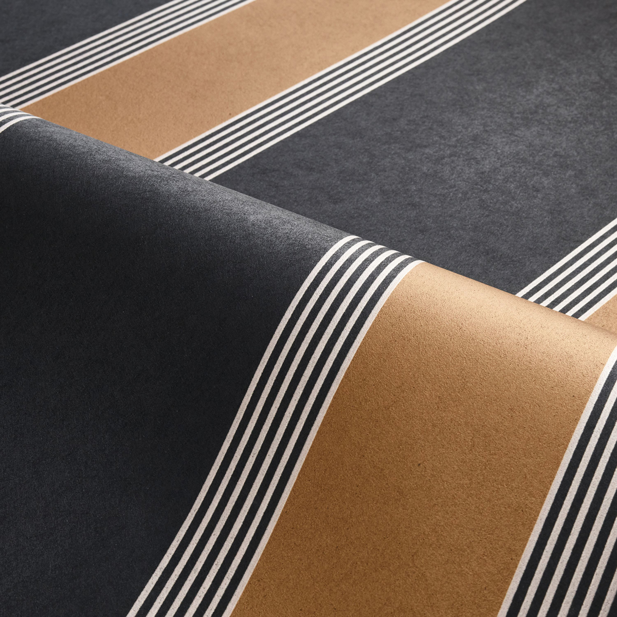 Papier peint Rayure Auteuil noir doré - Square Jasmin de Casamance AMBV | Réf. CAS-75712548