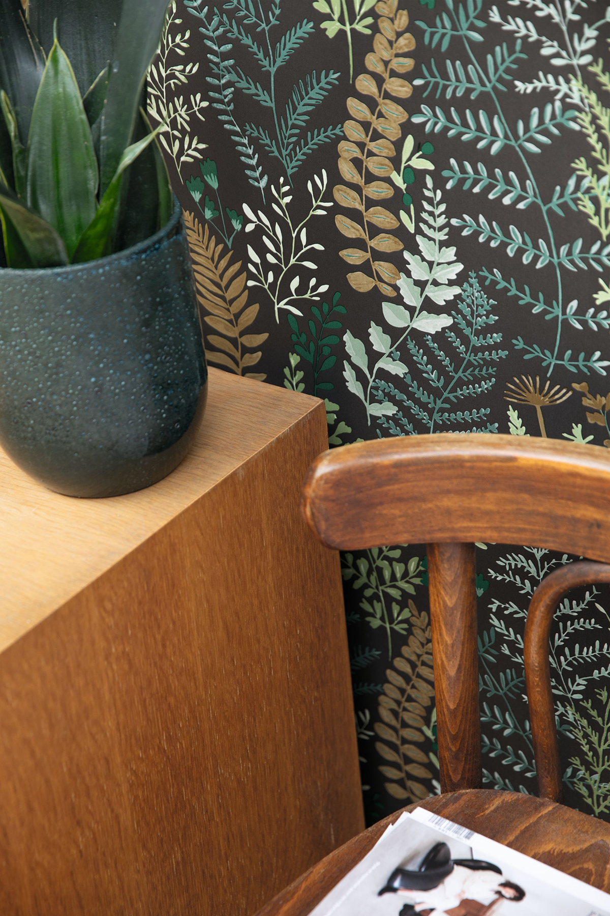 Papier peint Feuillage Woodland émeraude et noir - La Forêt de Casélio | Réf. FRT102927927