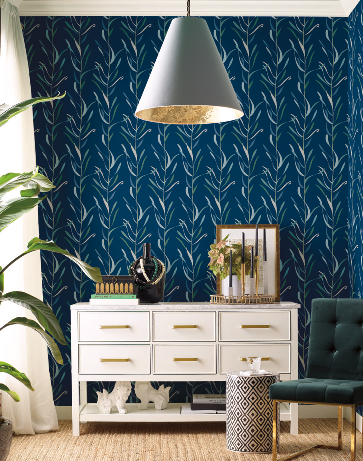 Papier peint Rayure Vigne de Chloé vert bleu indigo - Greenhouse de York (Initiales) AMB2 | Réf. INI-GO8324