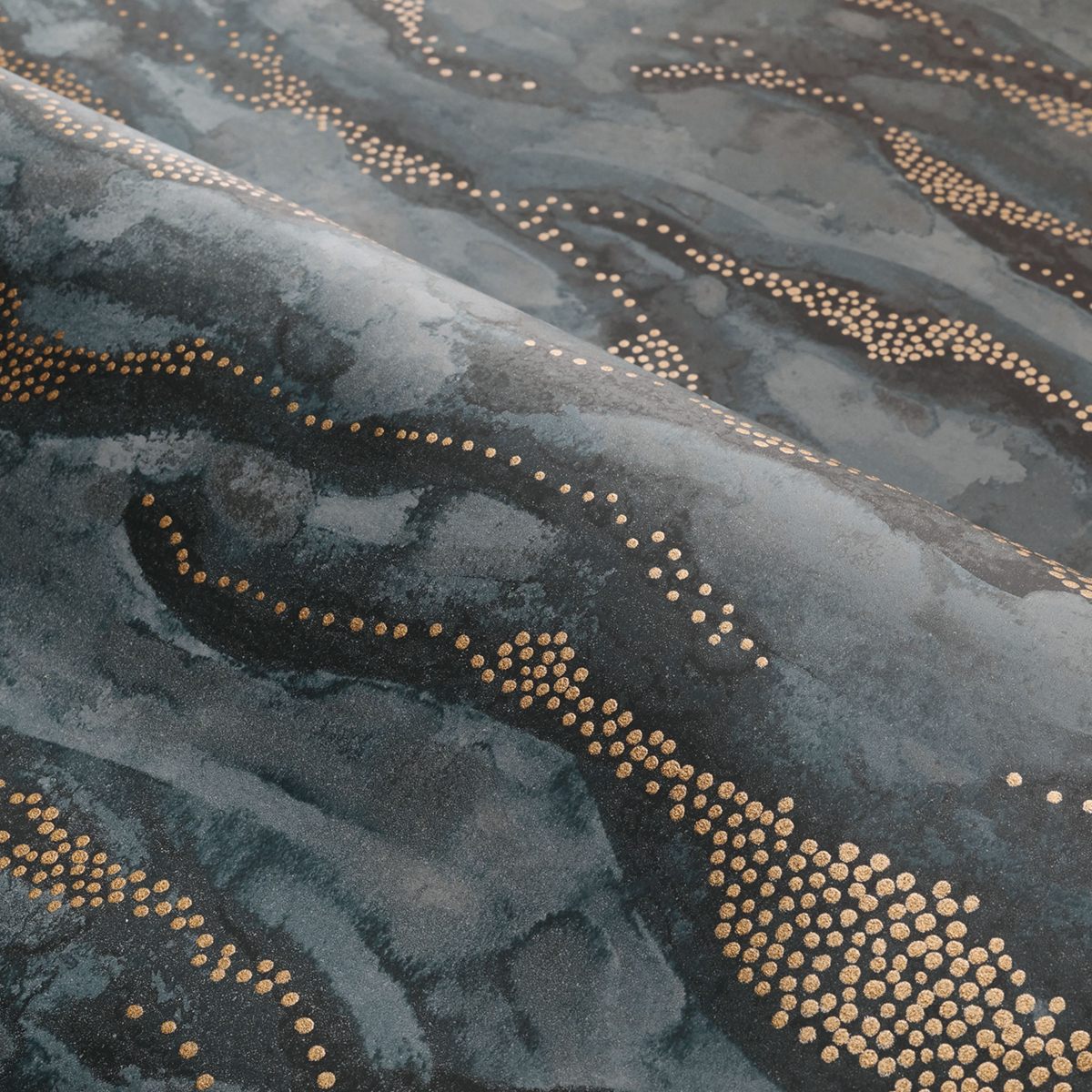 Papier peint Ciel Vague Sohar bleu nuit doré - Nuit d'Orient de Casamance | Réf. CAS-75402140